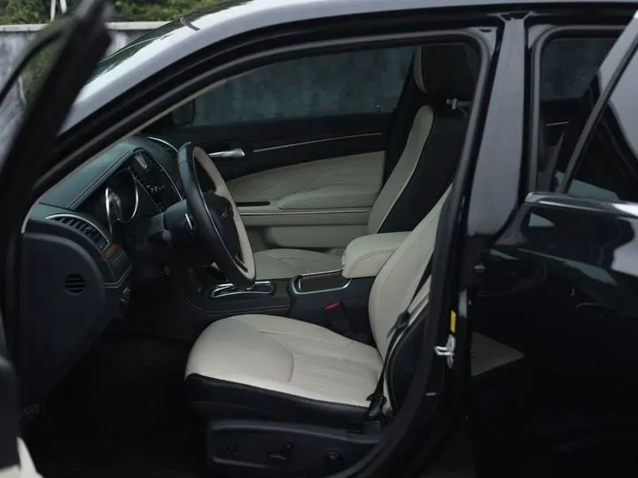 2016 Chrysler 300C 3.0L 234HP V6 8AT,autocango,china used car exporter,china ev exporter,chinese used car exporter,chinese used ev exporter