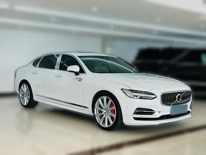 2019 Volvo S90 2.0T 320HP L4 8AT PHEV 10.1KWH