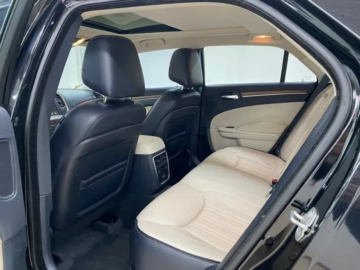 2016 Chrysler 300C 3.0L 234HP V6 8AT,autocango,china used car exporter,china ev exporter,chinese used car exporter,chinese used ev exporter