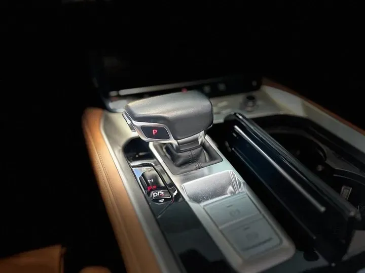 2023 Audi Q6 2.0T 265HP L4 7DCT,autocango,china used car exporter,china ev exporter,chinese used car exporter,chinese used ev exporter