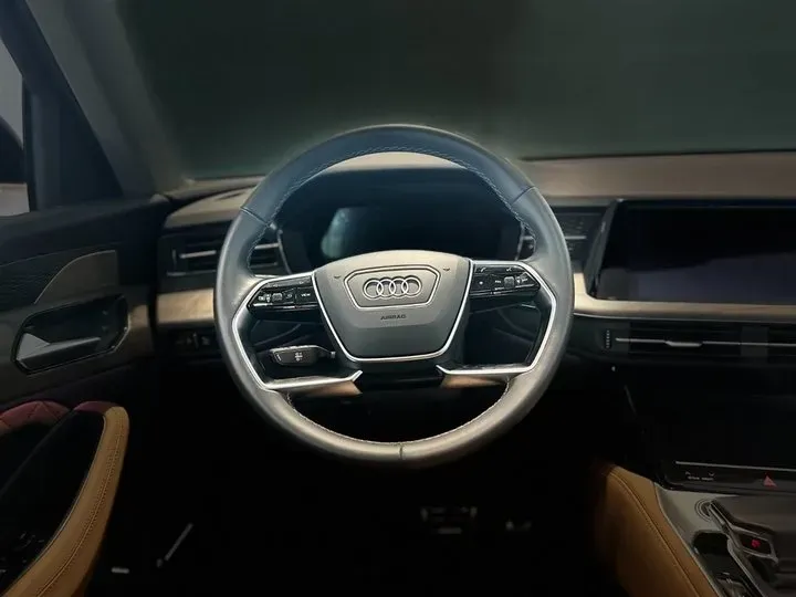 2023 Audi Q6 2.0T 265HP L4 7DCT,autocango,china used car exporter,china ev exporter,chinese used car exporter,chinese used ev exporter