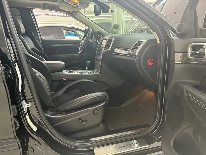 2012 Jeep Grand Cherokee SRT 6.4L 468HP V8 5AT,autocango,china used car exporter,china ev exporter,chinese used car exporter,chinese used ev exporter