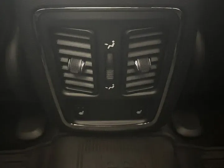 2012 Jeep Grand Cherokee SRT 6.4L 468HP V8 5AT,autocango,china used car exporter,china ev exporter,chinese used car exporter,chinese used ev exporter