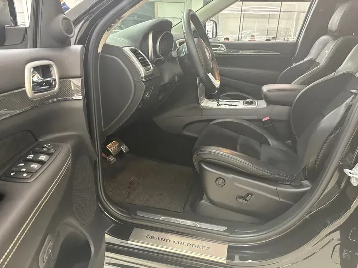 2012 Jeep Grand Cherokee SRT 6.4L 468HP V8 5AT,autocango,china used car exporter,china ev exporter,chinese used car exporter,chinese used ev exporter