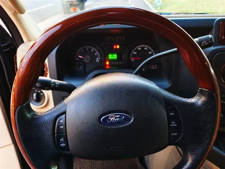 2011 Ford E350 5.4L 258HP V8 5AT,autocango,china used car exporter,china ev exporter,chinese used car exporter,chinese used ev exporter