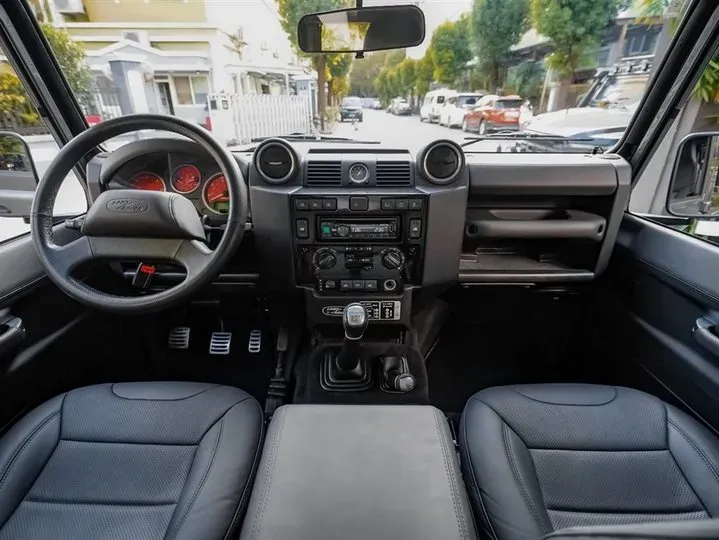 2010 Land Rover Defender 2.4T 122HP L4 6MT,autocango,china used car exporter,china ev exporter,chinese used car exporter,chinese used ev exporter