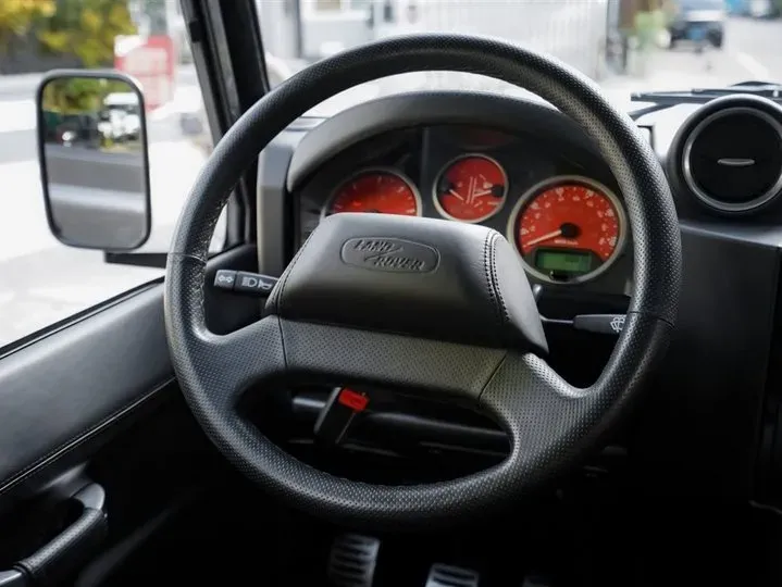 2010 Land Rover Defender 2.4T 122HP L4 6MT,autocango,china used car exporter,china ev exporter,chinese used car exporter,chinese used ev exporter