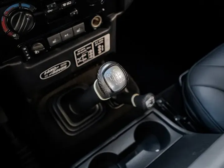 2010 Land Rover Defender 2.4T 122HP L4 6MT,autocango,china used car exporter,china ev exporter,chinese used car exporter,chinese used ev exporter