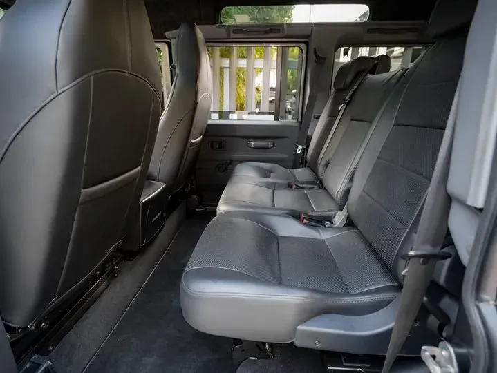 2010 Land Rover Defender 2.4T 122HP L4 6MT,autocango,china used car exporter,china ev exporter,chinese used car exporter,chinese used ev exporter