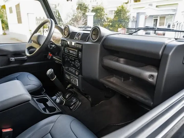 2010 Land Rover Defender 2.4T 122HP L4 6MT,autocango,china used car exporter,china ev exporter,chinese used car exporter,chinese used ev exporter