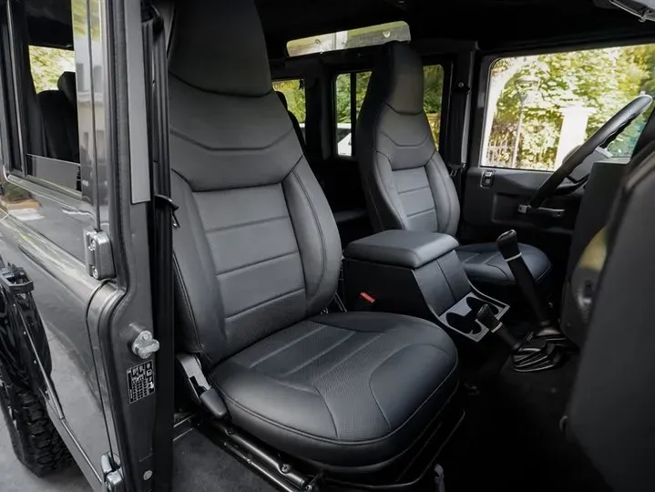 2010 Land Rover Defender 2.4T 122HP L4 6MT,autocango,china used car exporter,china ev exporter,chinese used car exporter,chinese used ev exporter