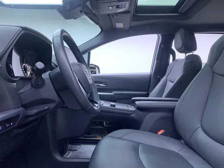 2022 Toyota Granvia 2.5L 192HP L4 E-CVT Hybrid,autocango,china used car exporter,china ev exporter,chinese used car exporter,chinese used ev exporter