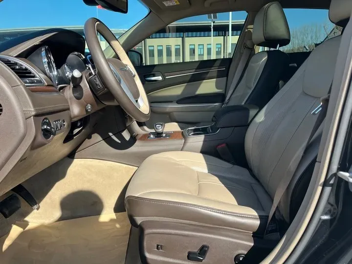 2014 Chrysler 300C 3.0L 234HP V6 8AT,autocango,china used car exporter,china ev exporter,chinese used car exporter,chinese used ev exporter