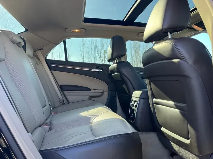 2014 Chrysler 300C 3.0L 234HP V6 8AT,autocango,china used car exporter,china ev exporter,chinese used car exporter,chinese used ev exporter