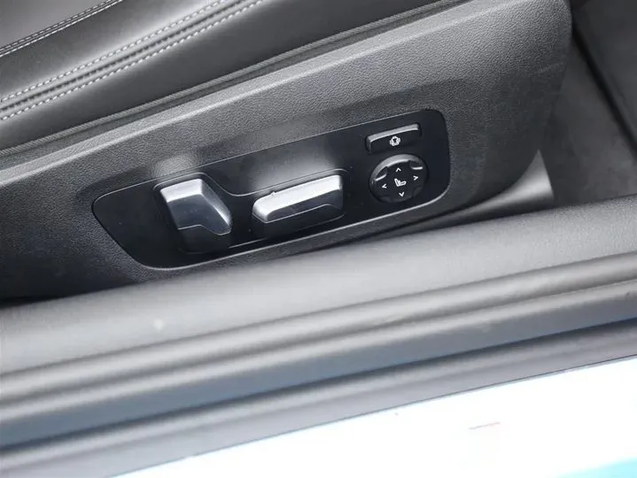 2019 BMW M8 4.4T 600HP V8 8AT,autocango,china used car exporter,china ev exporter,chinese used car exporter,chinese used ev exporter