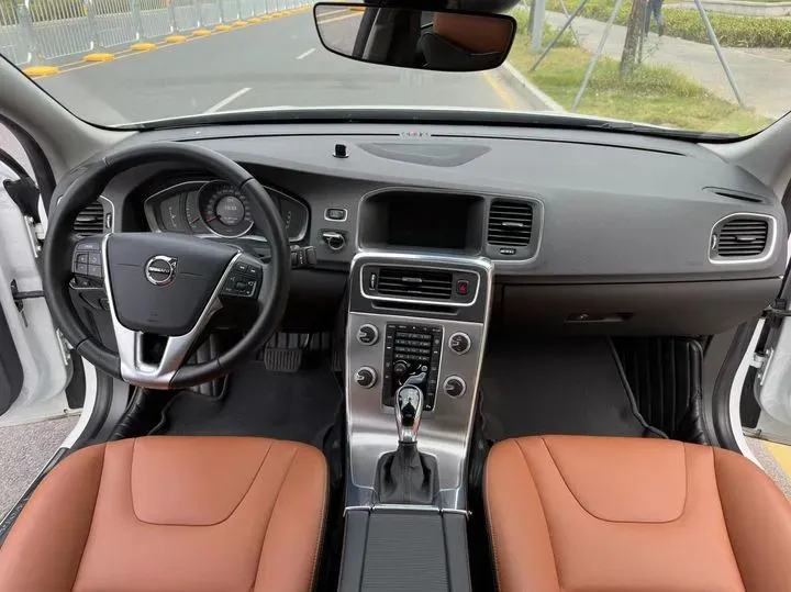 2019 Volvo S60 2.0T 245HP L4 8AT,autocango,china used car exporter,china ev exporter,chinese used car exporter,chinese used ev exporter