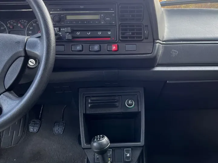 2004 Volkswagen Santana Classic 1.8L 95HP L4 5MT,autocango,china used car exporter,china ev exporter,chinese used car exporter,chinese used ev exporter