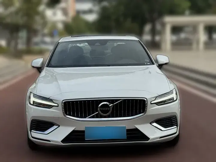 2022 Volvo S60 2.0T 303HP L4 8AT PHEV 11.6KWH