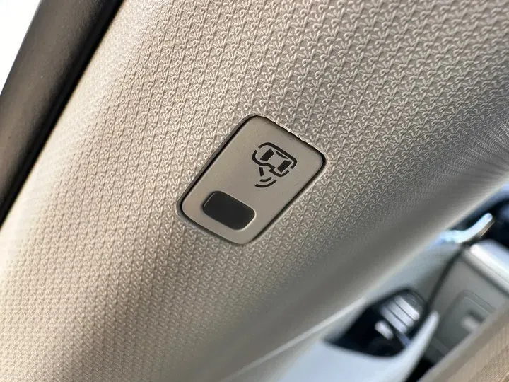 2022 Roewe Whale 2.0T 231HP L4 8AT,autocango,china used car exporter,china ev exporter,chinese used car exporter,chinese used ev exporter