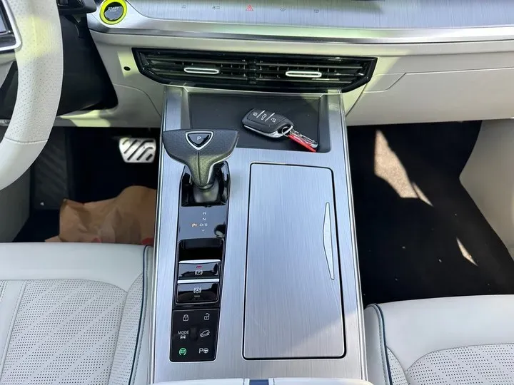 2022 Roewe Whale 2.0T 231HP L4 8AT,autocango,china used car exporter,china ev exporter,chinese used car exporter,chinese used ev exporter