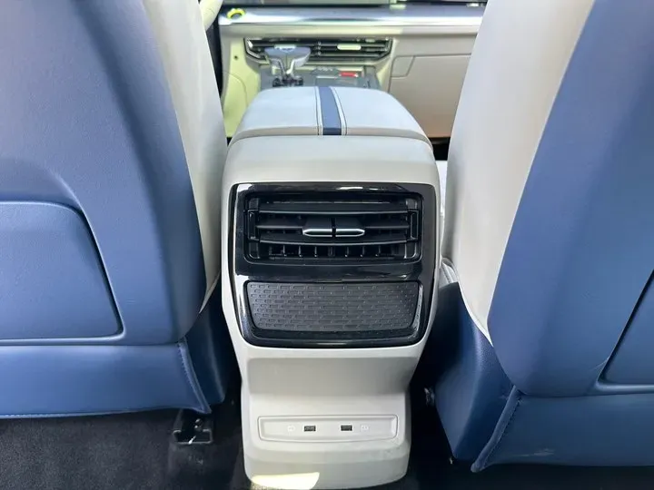 2022 Roewe Whale 2.0T 231HP L4 8AT,autocango,china used car exporter,china ev exporter,chinese used car exporter,chinese used ev exporter