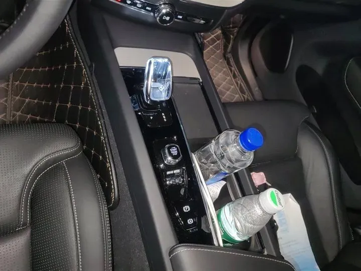 2020 Volvo XC60 2.0T 320HP L4 8AT PHEV 11.6KWH,autocango,china used car exporter,china ev exporter,chinese used car exporter,chinese used ev exporter