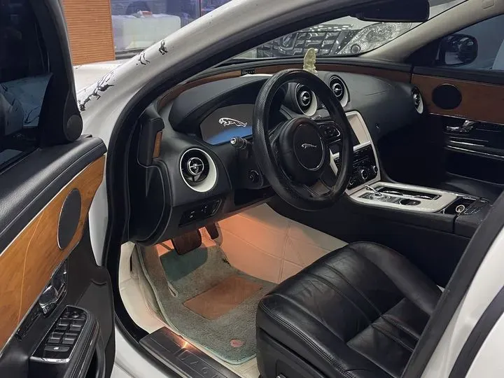 2013 Jaguar XJ 2.0T 240HP L4 8AT,autocango,china used car exporter,china ev exporter,chinese used car exporter,chinese used ev exporter