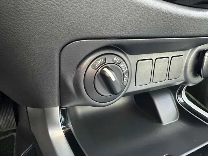 2021 Nissan Navara 2.5L 190HP L4 7AT,autocango,china used car exporter,china ev exporter,chinese used car exporter,chinese used ev exporter