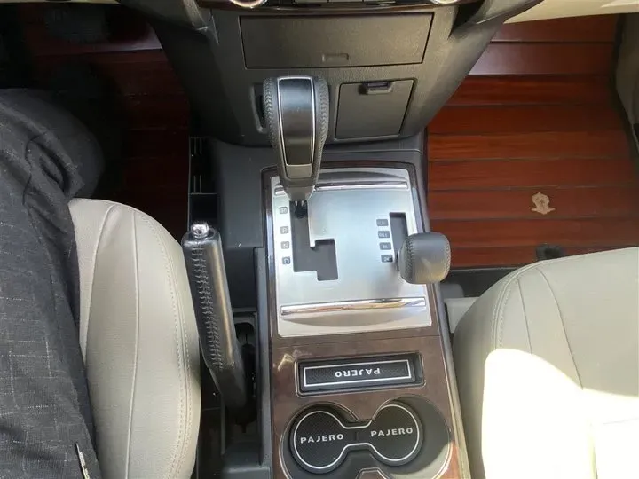 2020 Mitsubishi Pajero 3.0L 174HP V6 5AT,autocango,china used car exporter,china ev exporter,chinese used car exporter,chinese used ev exporter