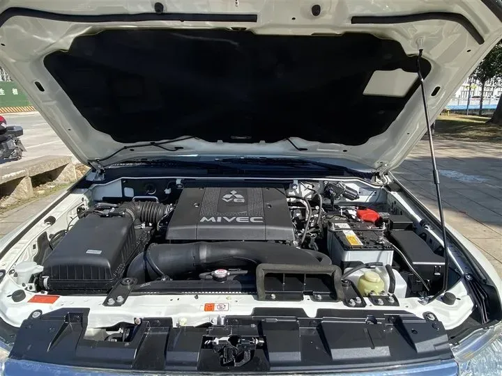 2020 Mitsubishi Pajero 3.0L 174HP V6 5AT,autocango,china used car exporter,china ev exporter,chinese used car exporter,chinese used ev exporter