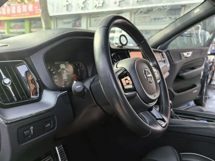 2018 Volvo XC60 2.0T 254HP L4 8AT,autocango,china used car exporter,china ev exporter,chinese used car exporter,chinese used ev exporter