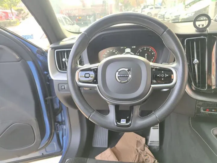 2018 Volvo XC60 2.0T 254HP L4 8AT,autocango,china used car exporter,china ev exporter,chinese used car exporter,chinese used ev exporter