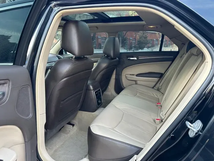 2013 Chrysler 300C 3.6L 286HP V6 8AT,autocango,china used car exporter,china ev exporter,chinese used car exporter,chinese used ev exporter