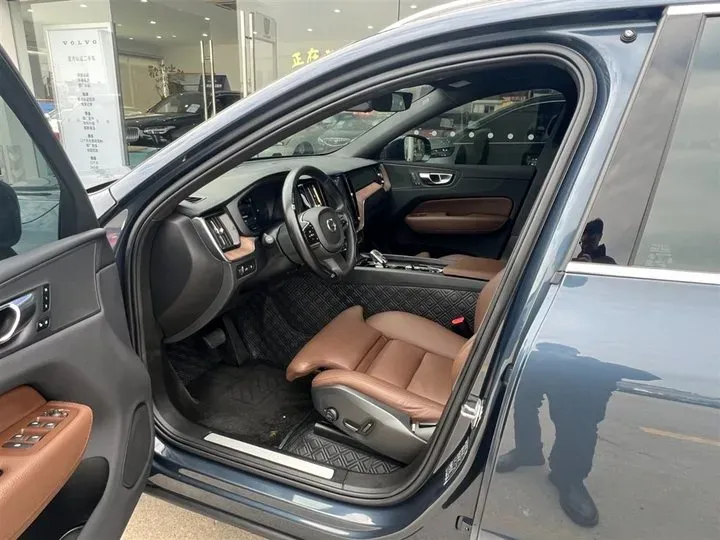 2022 Volvo XC60 2.0T 310HP L4 8AT PHEV 18.8KWH,autocango,china used car exporter,china ev exporter,chinese used car exporter,chinese used ev exporter