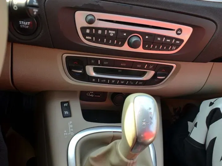 2012 Renault  Scenic Classic 2.0L 137HP L4 CVT,autocango,china used car exporter,china ev exporter,chinese used car exporter,chinese used ev exporter