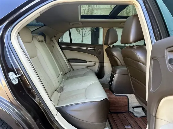 2016 Chrysler 300C 3.6L 286HP V6 8AT,autocango,china used car exporter,china ev exporter,chinese used car exporter,chinese used ev exporter