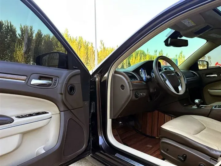 2016 Chrysler 300C 3.6L 286HP V6 8AT,autocango,china used car exporter,china ev exporter,chinese used car exporter,chinese used ev exporter