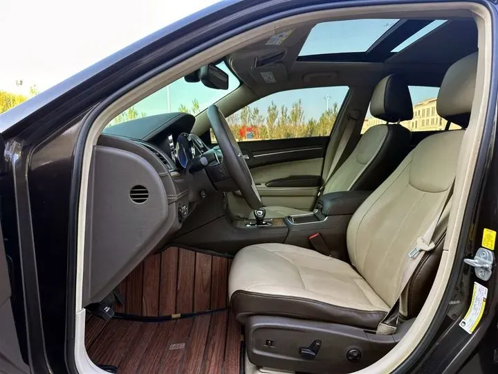 2016 Chrysler 300C 3.6L 286HP V6 8AT,autocango,china used car exporter,china ev exporter,chinese used car exporter,chinese used ev exporter