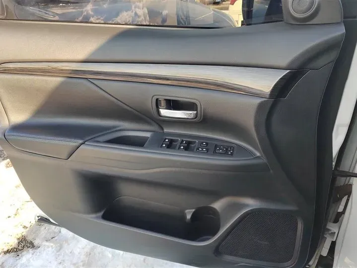 2016 Mitsubishi Outlander 2.4L 192HP L4 CVT,autocango,china used car exporter,china ev exporter,chinese used car exporter,chinese used ev exporter