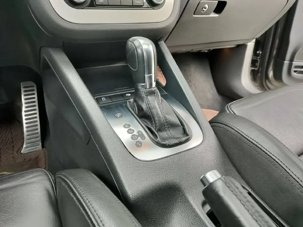 2011 Volkswagen Eos 2.0T 211HP L4 6DCT,autocango,china used car exporter,china ev exporter,chinese used car exporter,chinese used ev exporter