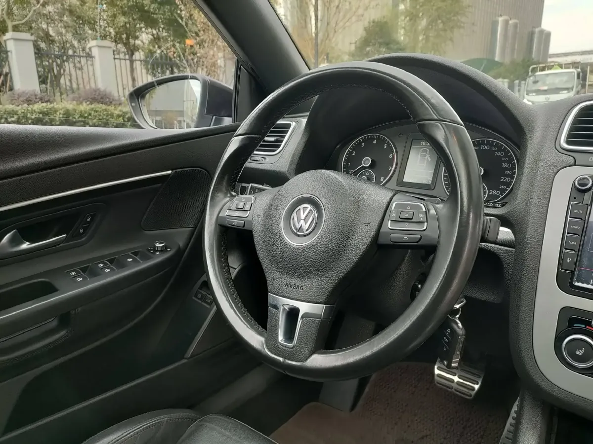 2011 Volkswagen Eos 2.0T 211HP L4 6DCT,autocango,china used car exporter,china ev exporter,chinese used car exporter,chinese used ev exporter