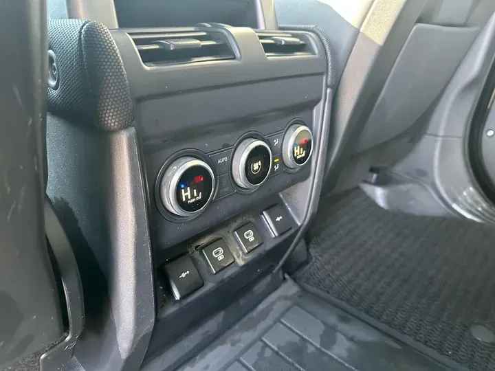 2022 Land Rover Defender 3.0T 400HP L6 8AT,autocango,china used car exporter,china ev exporter,chinese used car exporter,chinese used ev exporter