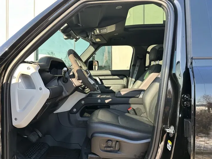 2022 Land Rover Defender 3.0T 400HP L6 8AT,autocango,china used car exporter,china ev exporter,chinese used car exporter,chinese used ev exporter