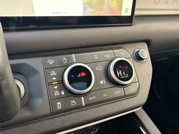 2022 Land Rover Defender 3.0T 400HP L6 8AT,autocango,china used car exporter,china ev exporter,chinese used car exporter,chinese used ev exporter