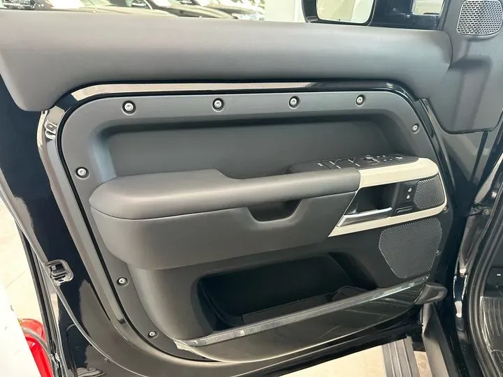 2022 Land Rover Defender 3.0T 400HP L6 8AT,autocango,china used car exporter,china ev exporter,chinese used car exporter,chinese used ev exporter