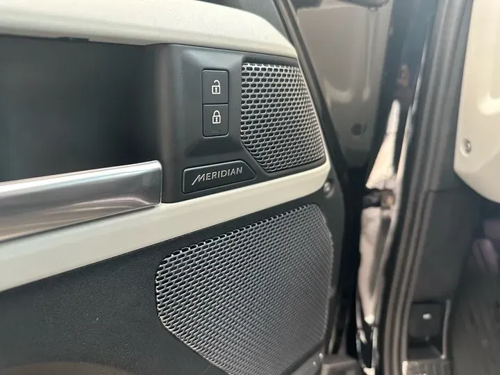 2022 Land Rover Defender 3.0T 400HP L6 8AT,autocango,china used car exporter,china ev exporter,chinese used car exporter,chinese used ev exporter