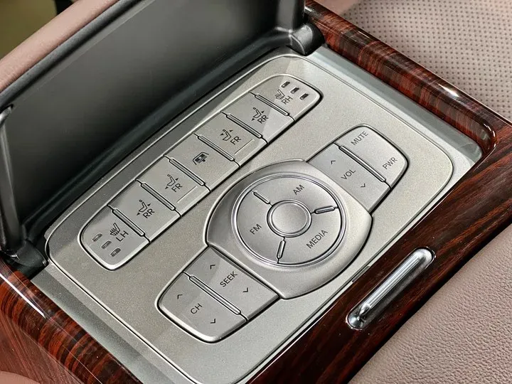 2012 Hyundai Rohens 3.0L 272HP V6 8AT,autocango,china used car exporter,china ev exporter,chinese used car exporter,chinese used ev exporter