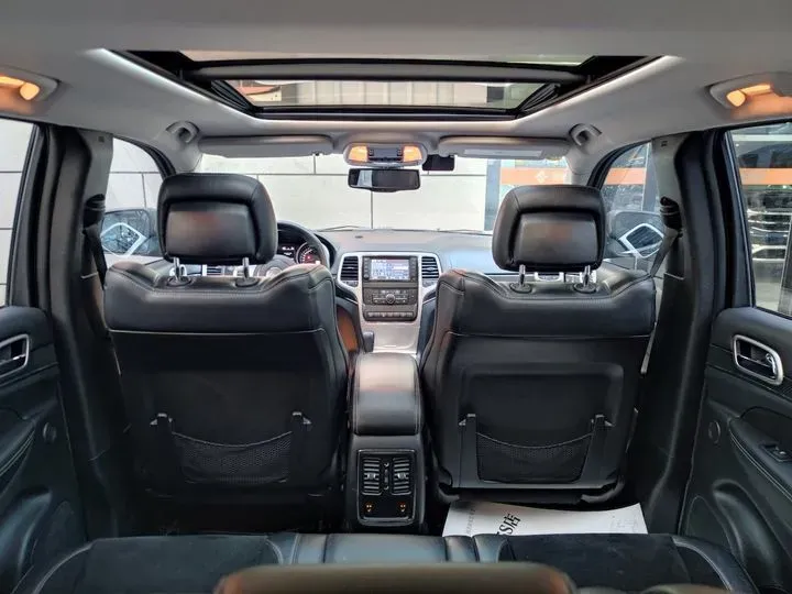 2012 Jeep Grand Cherokee SRT 6.4L 468HP V8 5AT,autocango,china used car exporter,china ev exporter,chinese used car exporter,chinese used ev exporter