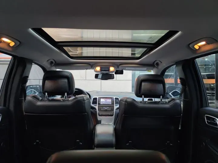 2012 Jeep Grand Cherokee SRT 6.4L 468HP V8 5AT,autocango,china used car exporter,china ev exporter,chinese used car exporter,chinese used ev exporter