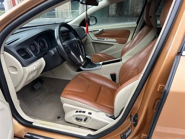 2014 Volvo V60 2.0T 214HP L5 6AT,autocango,china used car exporter,china ev exporter,chinese used car exporter,chinese used ev exporter